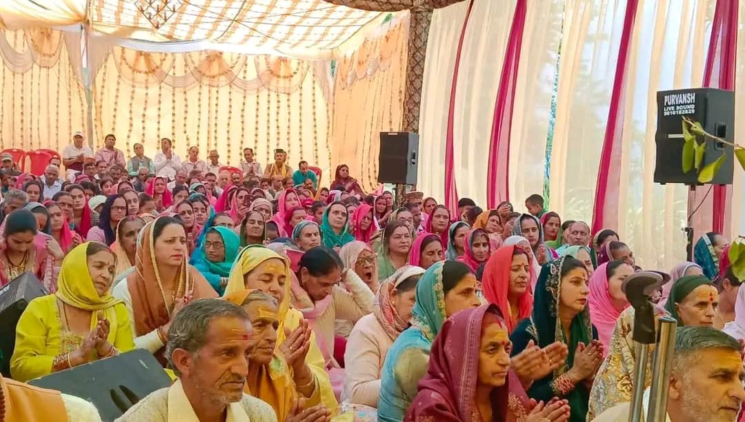 गाड्डा भूड्डी गांव में रामकथा के दौरान कथा व्यास को चौपाइयां भेंट करती सुनीता भारद्वाज। संवाद