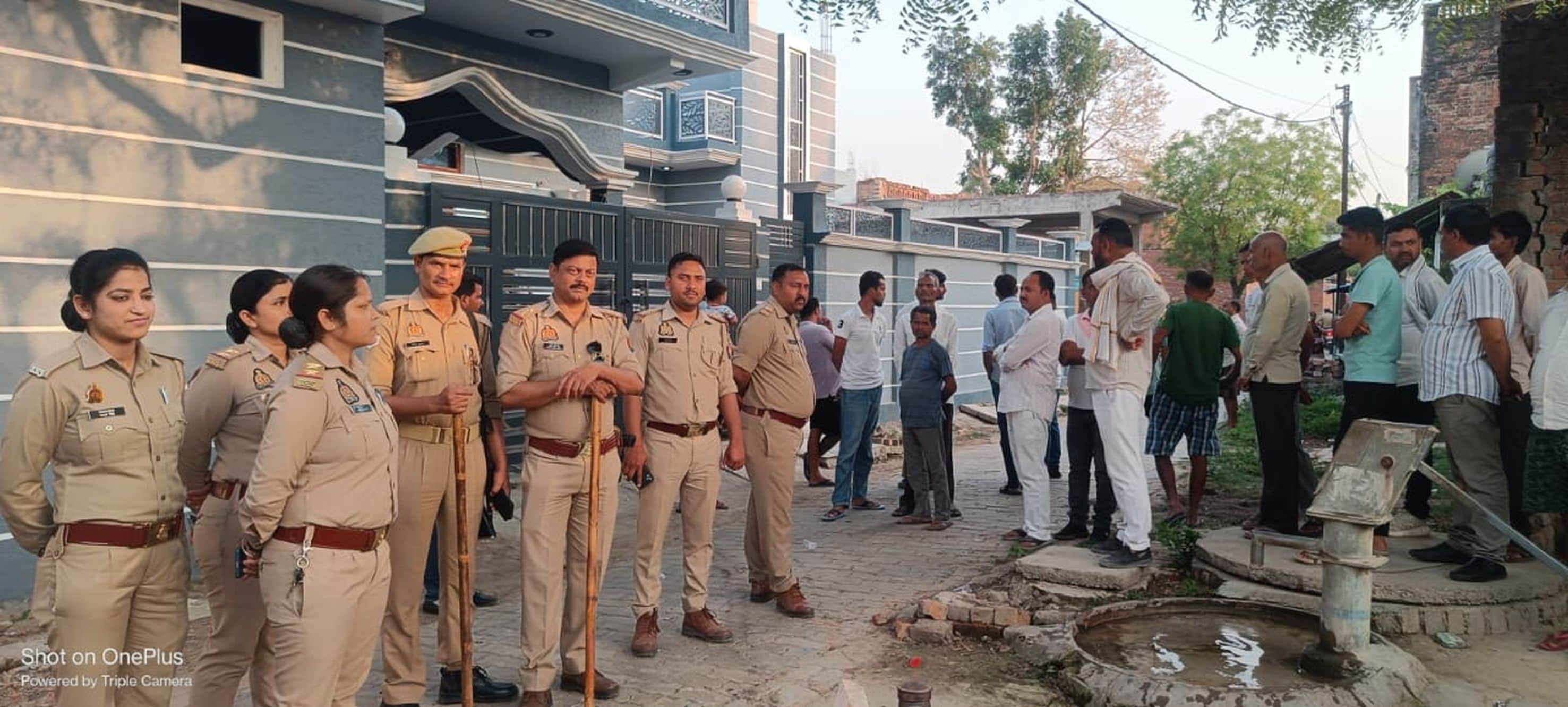 गैंगस्टर के घर कुर्की में तैनात पुलिस।