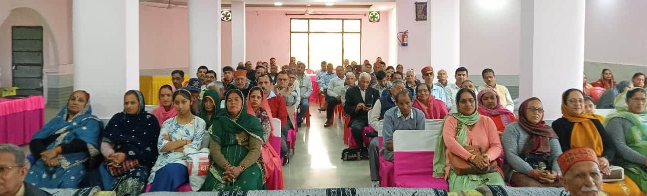 गरीब असहाय सहायता संस्था भरेड़ी के वार्षिक अधिवेशन में संस्था के सदस्य एवं अन्य लोग। स्रोत : सं