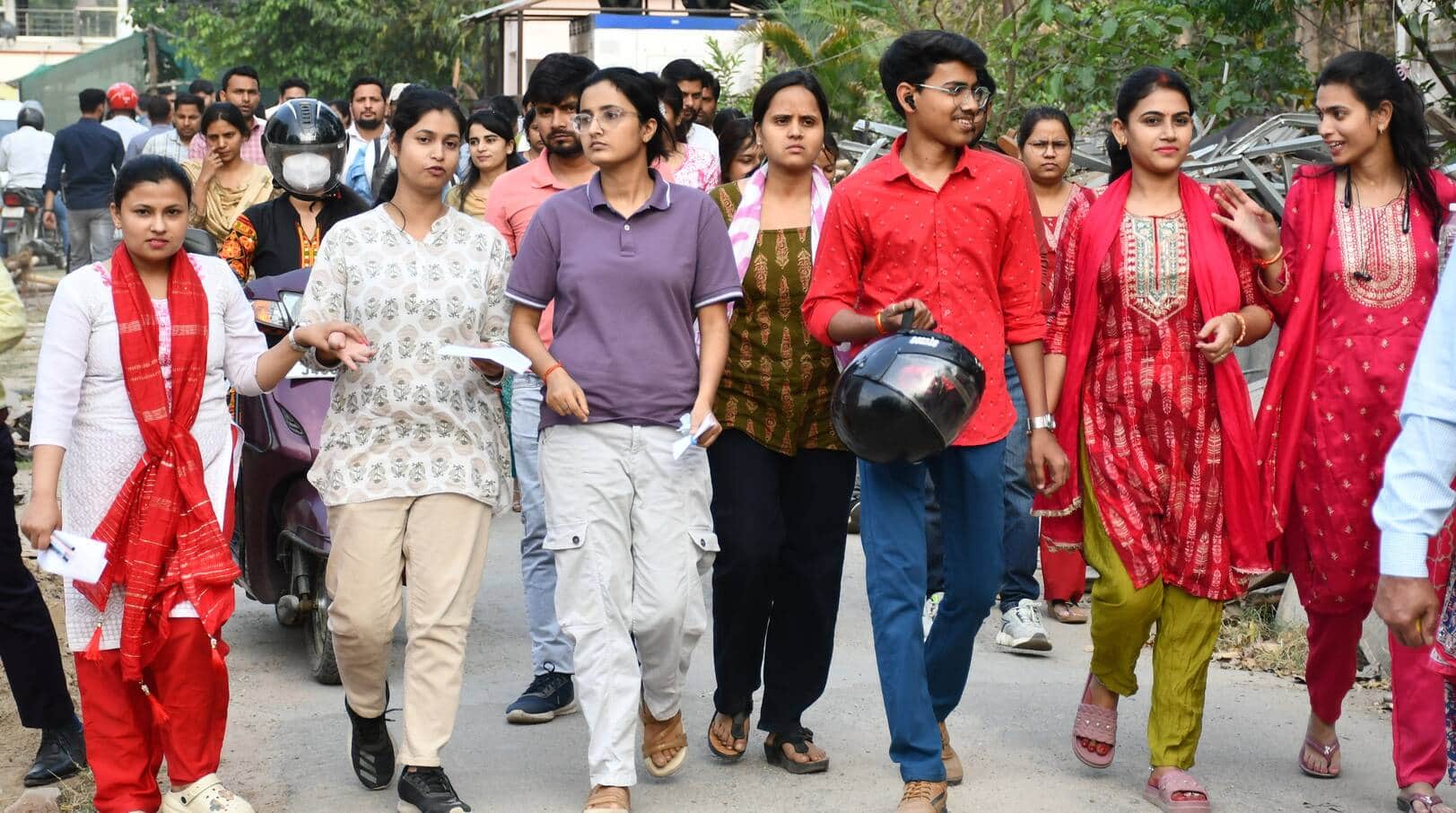 गोरखपुर विश्वविद्यालय के दीक्षा भवन से शोध पात्रता परीक्षा देकर निकलते अभ्यर्थी