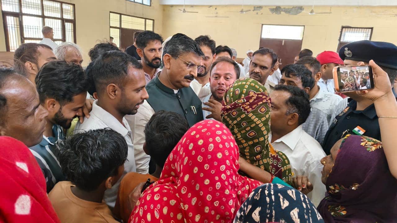 ग्रामीणों से बातचीत करते हुए कैबिनेट मंत्री कृष्ण कुमार बेदी। स्रोत प्रशासन।