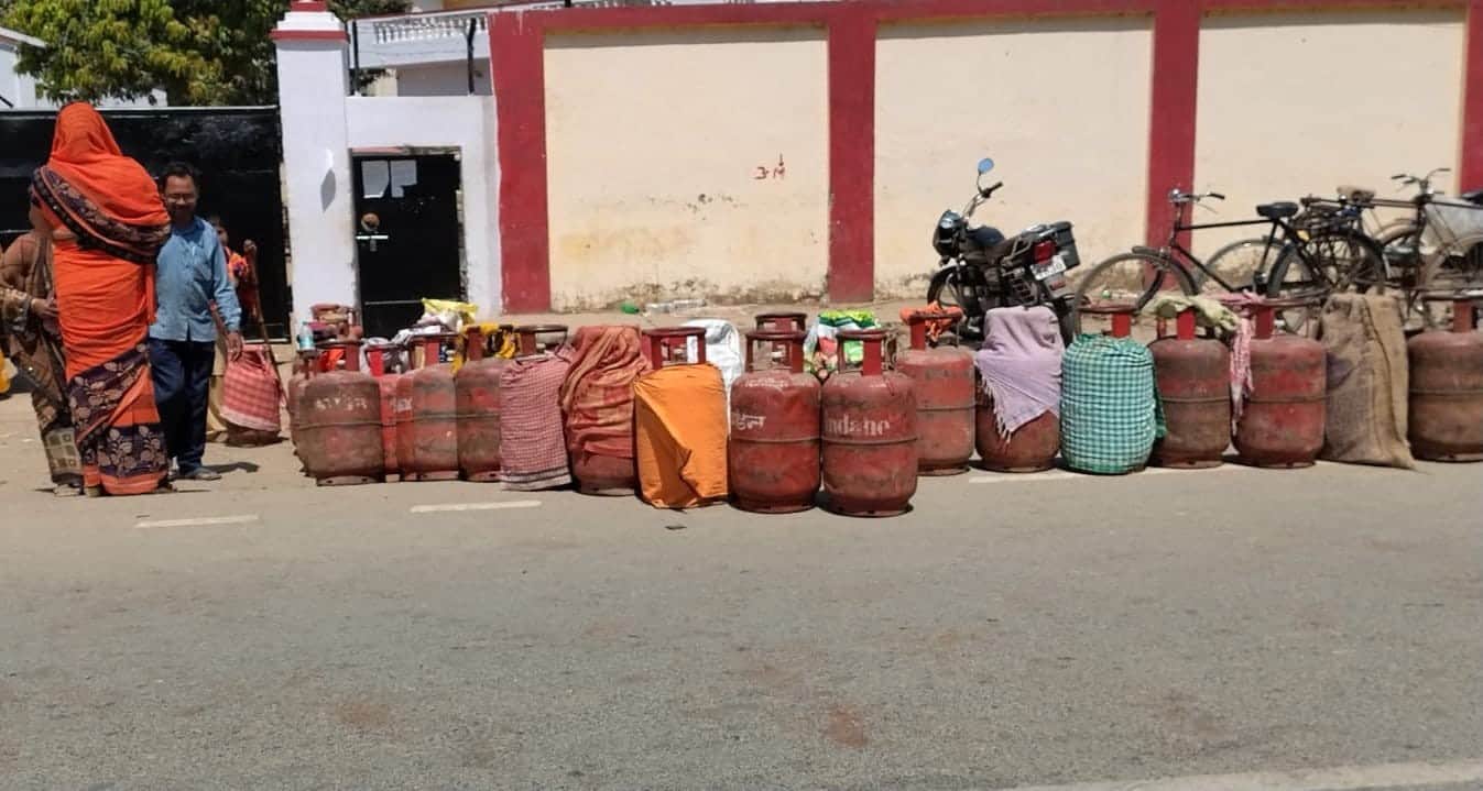 गैस एजेंसी पर सिलिंडर के लिए लगी कतार।संवाद