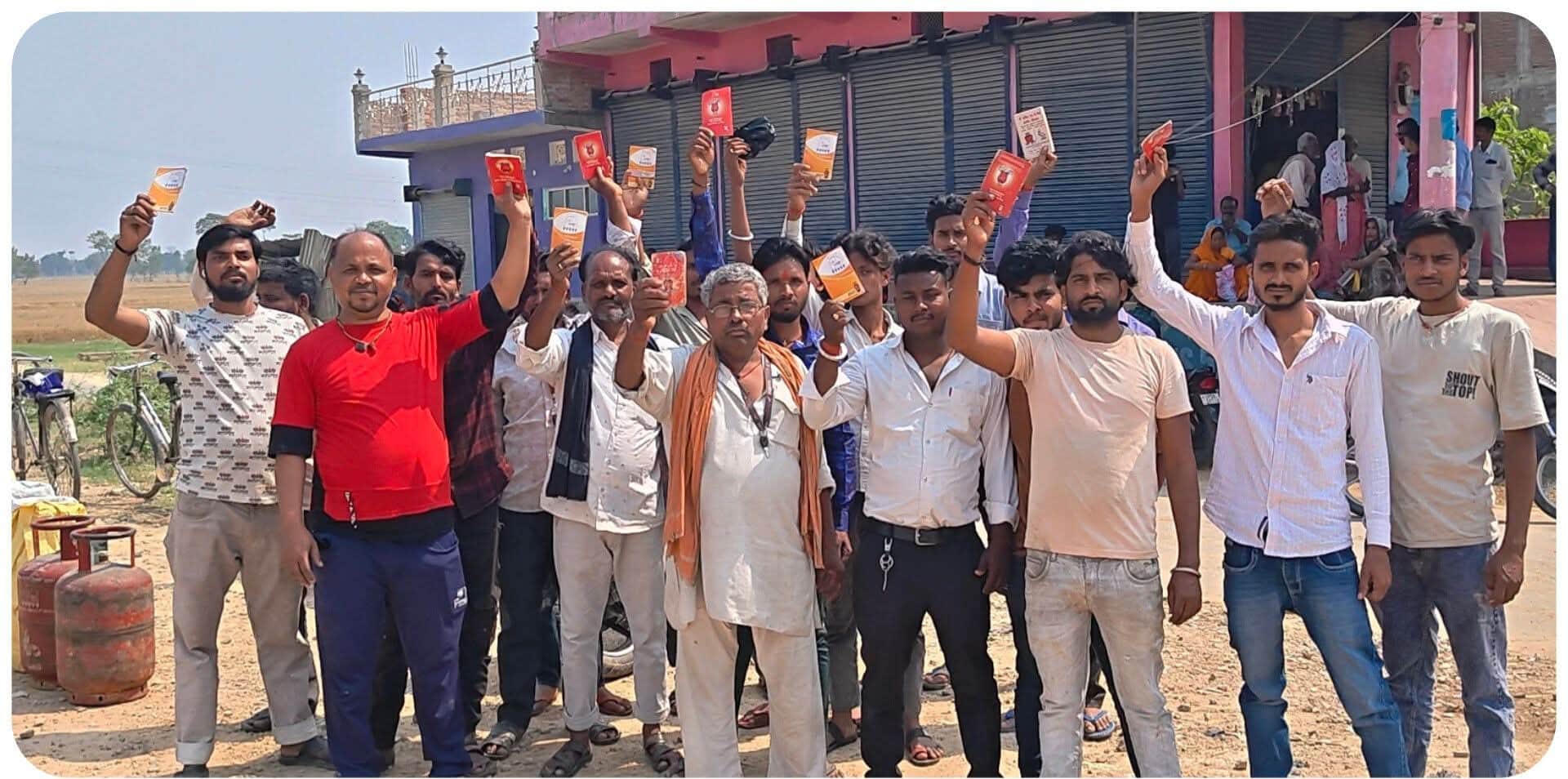 गैस न मिलने पर भरवलियां ढाले पर उपभोक्ताओं ने किया प्रदर्शन।