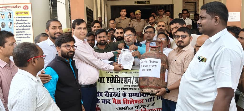 गैस सिलिंडर न मिलने के विरोध में नौतनवा तहसील परिसर में प्रदर्शन कर धरने पर बैठे अधिवक्ता। तहसी