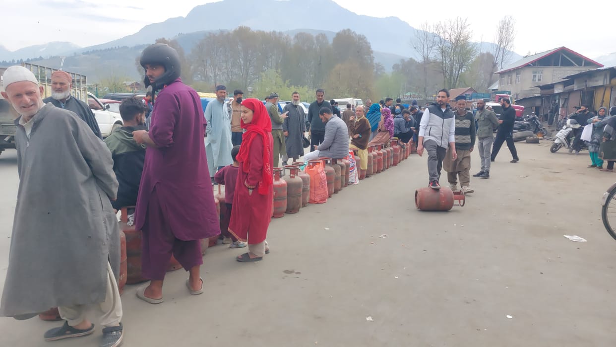 Srinagar, LPG Distribution, Peoples Angry, Gandherbal