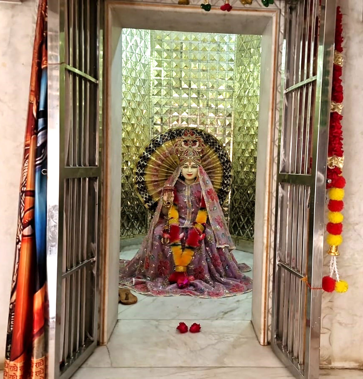 Silver umbrellas of sage Chyavan and mother Sukanya stolen from Chaushala temple