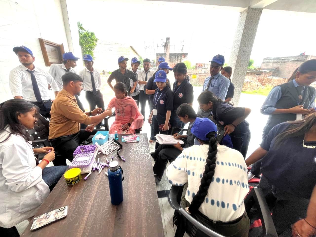 गांव मांडखेड़ी की टपरियों में ग्रामीणों की जांच करती डॉक्टरों की टीम। संस्थान