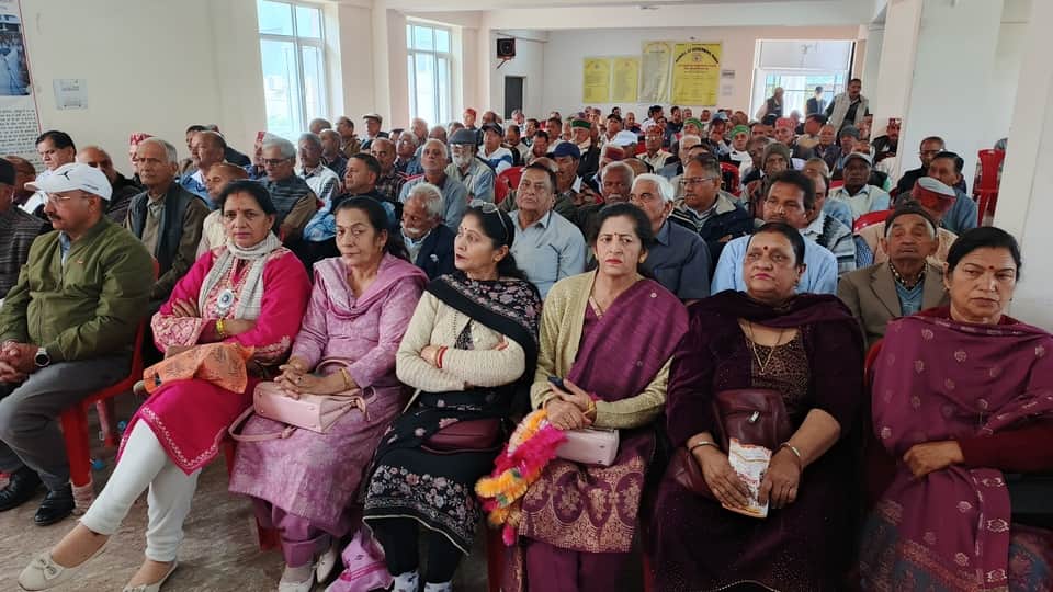 हिम-आंचल पेंशनर्स संघ के स्थापना दिवस समारोह में मौजूद मुख्यातिथि, पदाधिकारी व सदस्य। संवाद