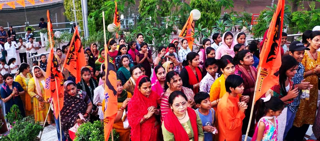 हनुमत धाम पर आयोजित सामूहिक हनुमान चालीसा पाठ में मौजूद महिलाएं। स्रोत: आयोजक