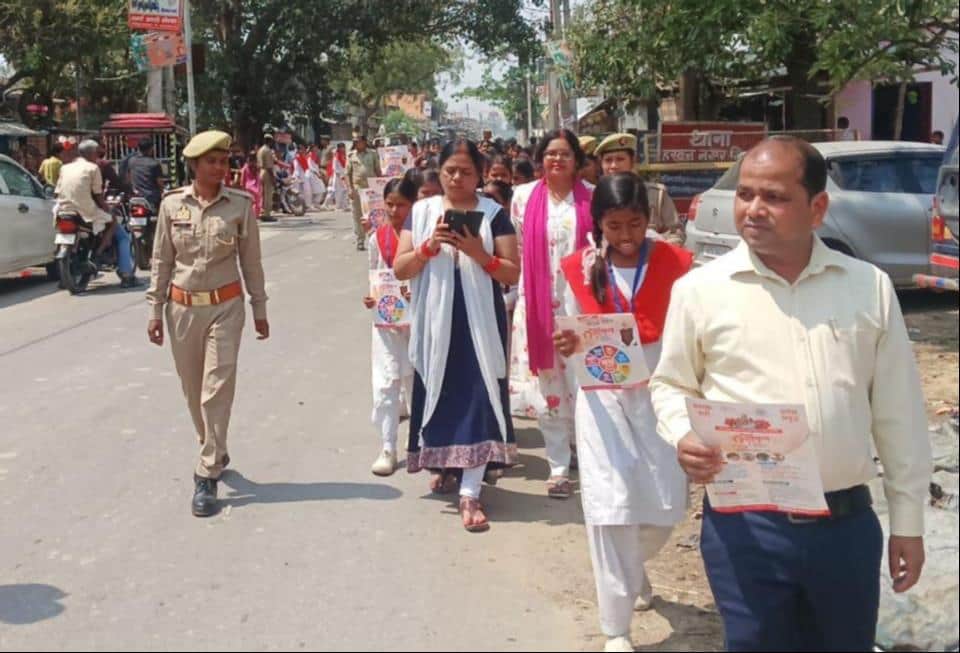 हरदत्त नगर गिरंट थाने से रैली निकालतीं छात्राएं।  -संवाद