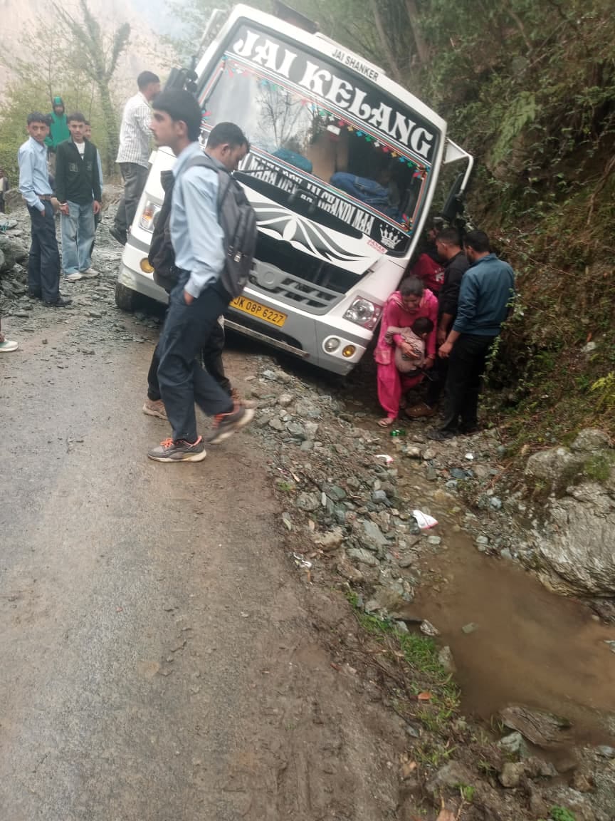हंसा भुलड़ी मार्ग पर सड़क से फिसली बस से निकलते यात्रीजागरूक पाठक