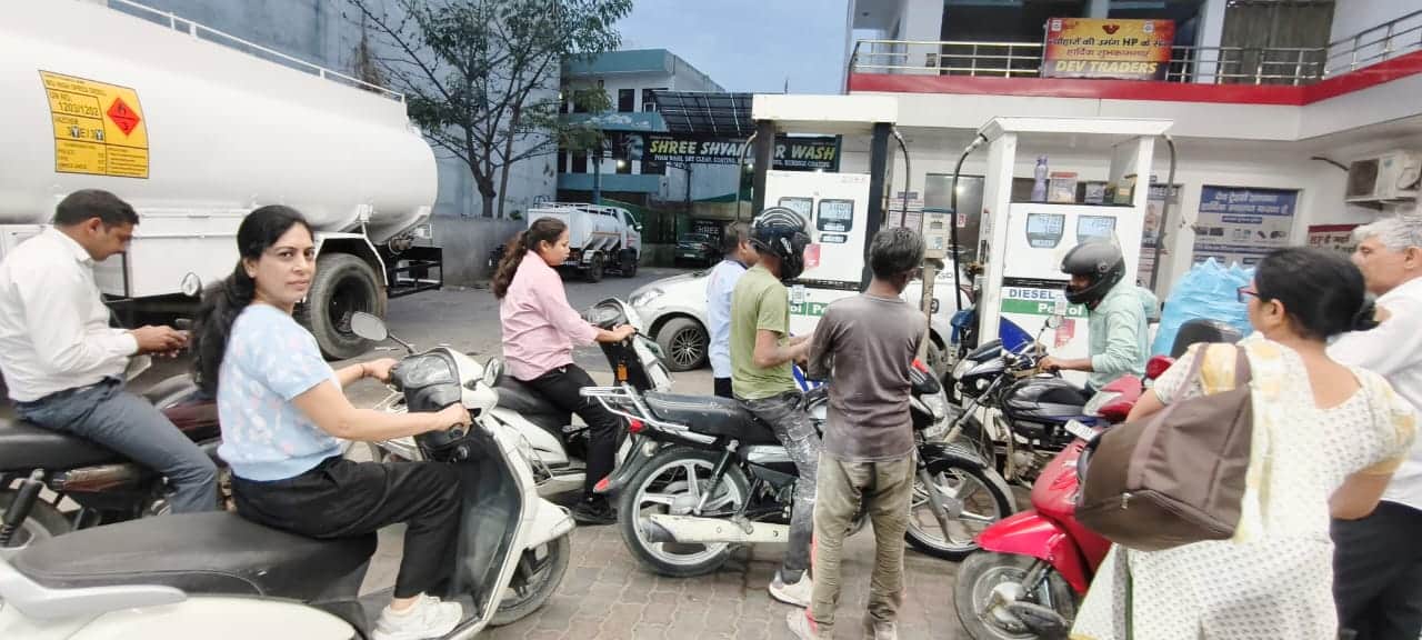 हिसार के पेट्रोल पंप पर उमड़ी भीड़।