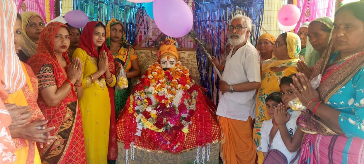 A grand devotional gathering took place at the Khatu Shyam Temple, where a grand kirtan was held on Ekadashi.