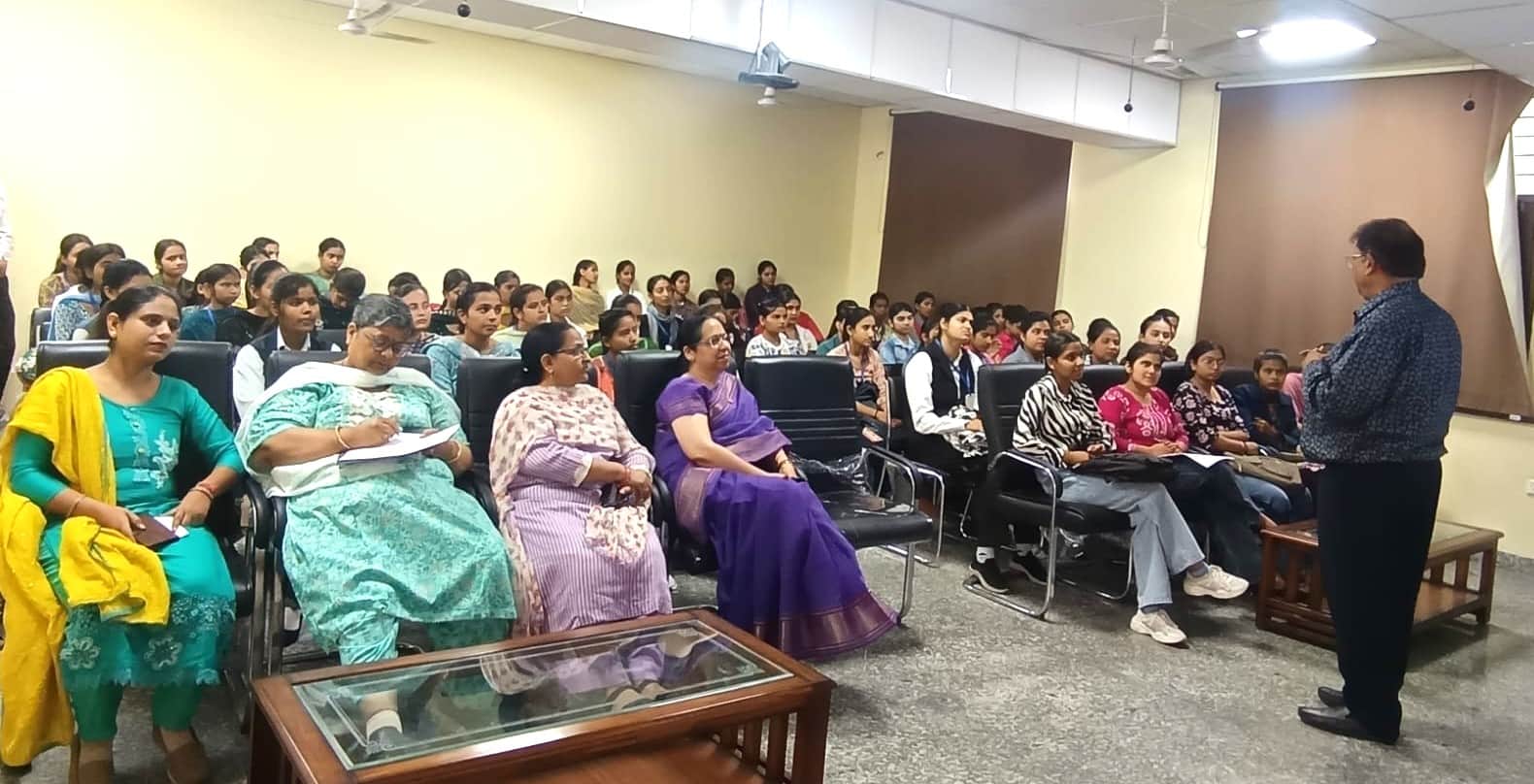 हिंदू गर्ल्स कॉलेज मे कार्यशाला के दौरान जानकारी देते मुख्य वक्ता। संस्थान