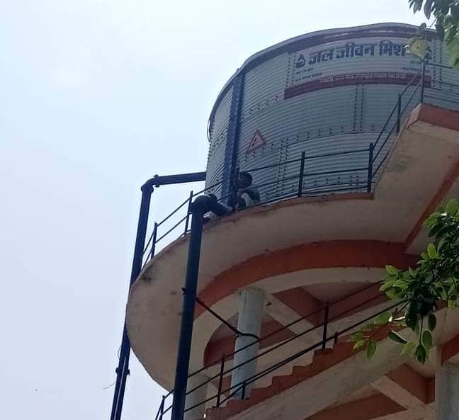 हथनौरा गांव में  पानी की टंकी परचढ़ा युवक । संवाद