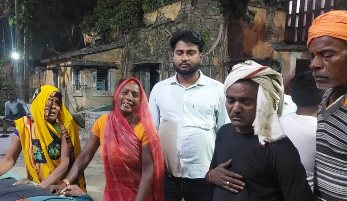 हादसे में मृत मोनू चौहान का फाइल फोटो और सीएचसी करनैलगंज में बिलखते परिजन। संवाद