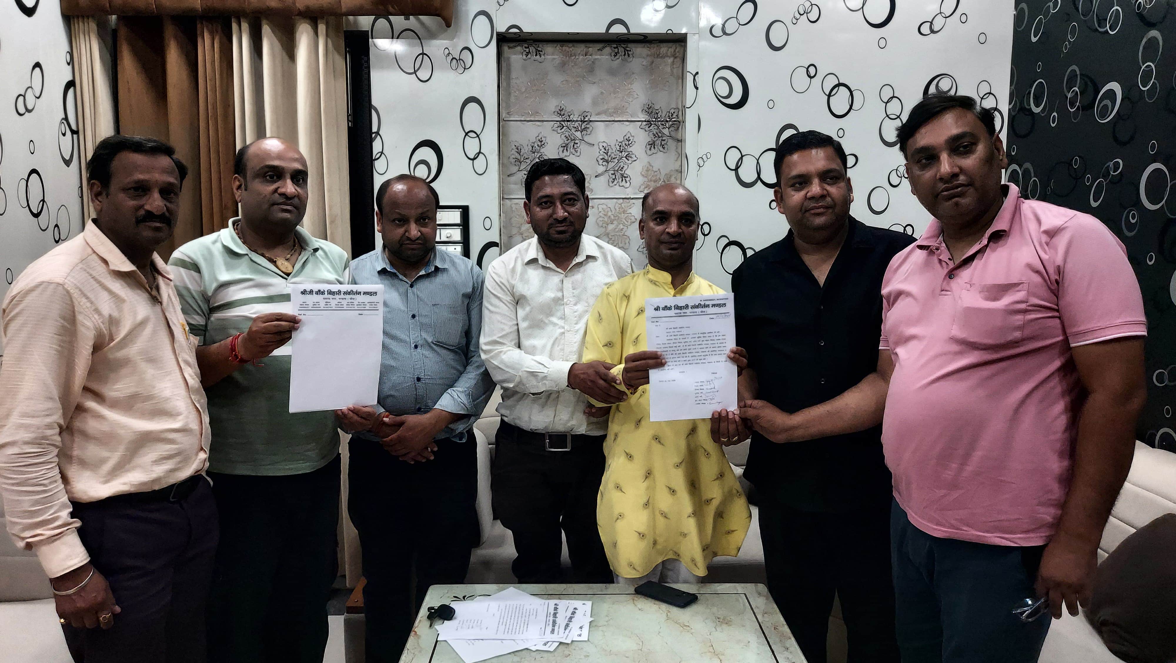 इस्तीफे को लेकर ओर नए संकीर्तन मंडल के गठन की जानकारी देते हुए सदस्य। संवाद।