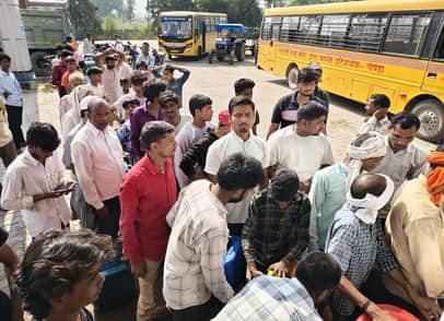 इटियाथोक में डीजल के लिए लगी किसानों की कतार। -संवाद