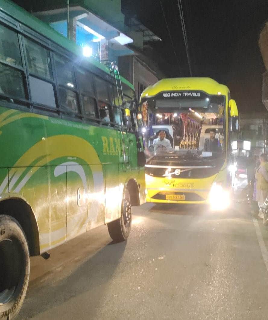 जोगिंद्रनगर शहर में लग्जरी बसों से लग रहा जाम। स्त्रोत जागरूक पाठक