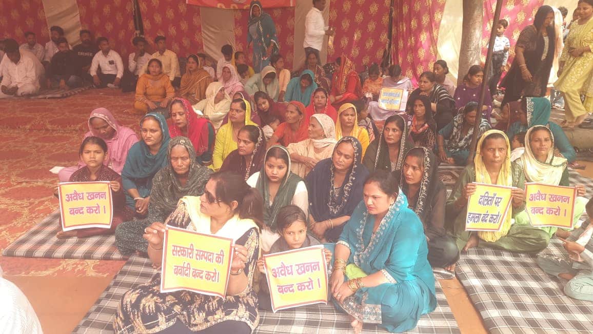 जगाधरी अनाज मंडी गेट पर धरना देते लोग। संवाद