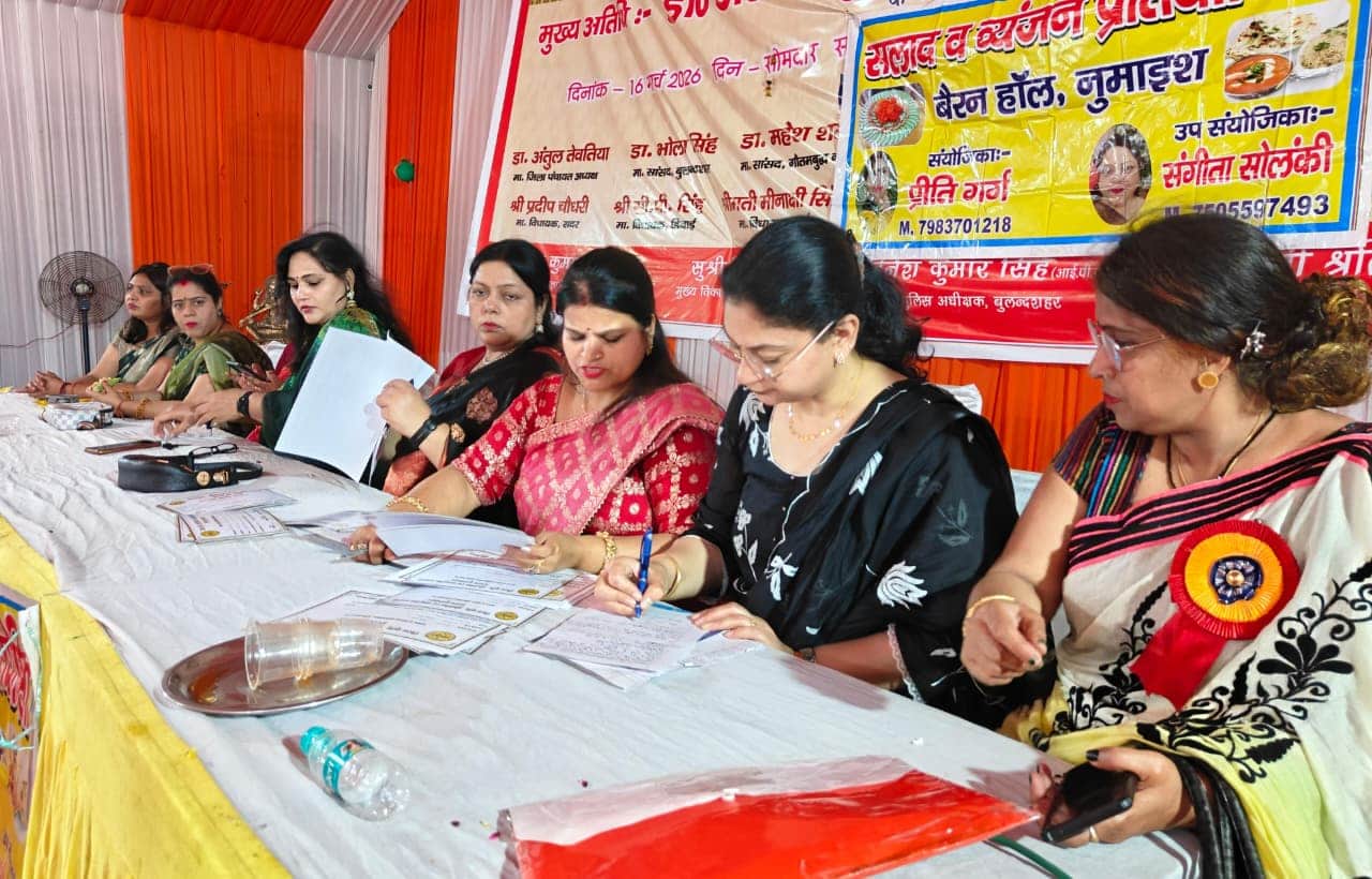 जिला प्रदर्शनी के बैरन हॉल में सलाद एवं व्यंजन प्रतियोगिता के दौरान मंचासीन अतिथि व आयोजक। संव