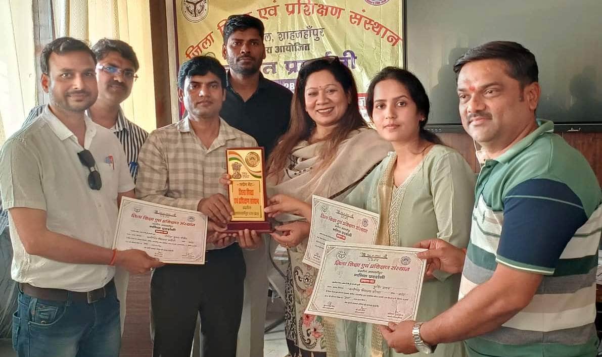 जिला शिक्षा एवं प्रशिक्षण संस्थान ददरौल में शिक्षकों को सम्मानित करतीं प्राचार्य सोनिया गुप्