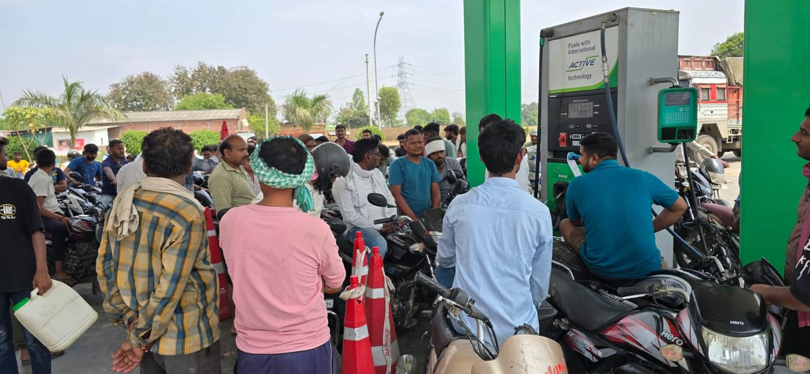 जलालपुर के रेहटी के पास स्थित जिओ पेट्रोल पंप पर सुबह से ही लगी लाइन। स्रोत-संवाद