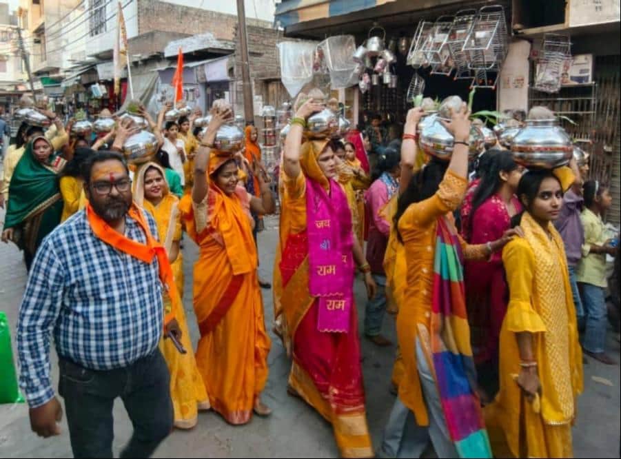 जलेसर में निकाली गई  कलश यात्रा में शामिल महिलाएं। संवाद