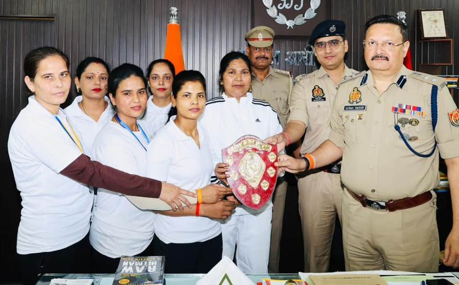 जनपद का नाम रोशन करने वाली पुलिस की महिला टीम को सम्मानित करते एसपी राजेश द्विवेदी। स्रोत: पुलि