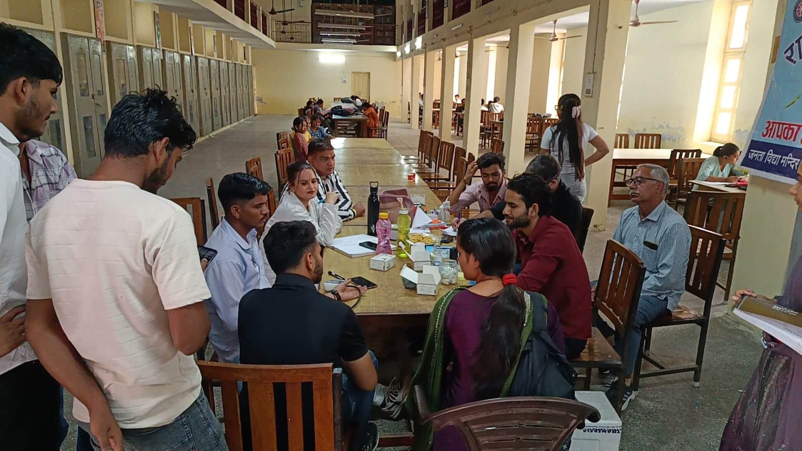 जनता कॉलेज में आयोजित शिविर में विद्यार्थियों के स्वास्थ्य की जांच करते चिकित्सक। 