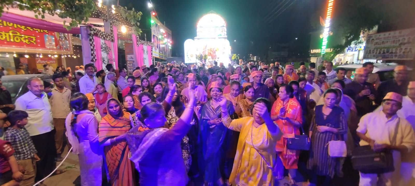 जीटी रोड पर स्थित राम दरबार से निकलती शोभायात्रा में नृत्य करते लोग। संवाद