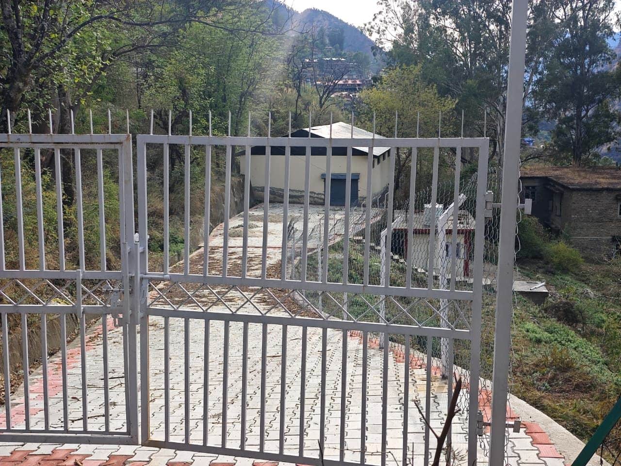 ज्यूरी स्थित वूल कलेक्शन सेंटर में तीन साल से लटका ताला। संवाद