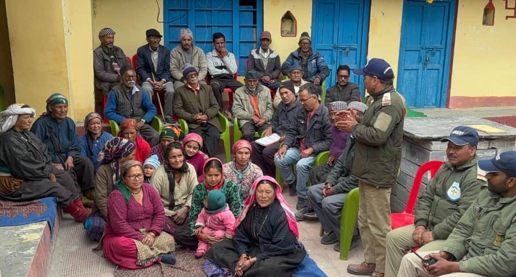 ज्योतिर्मठ के पैंग गांव में बैठक के दौरान मौजूद ग्रामीण व वन विभाग के कर्मचारी। स्रोत जागरुक पा