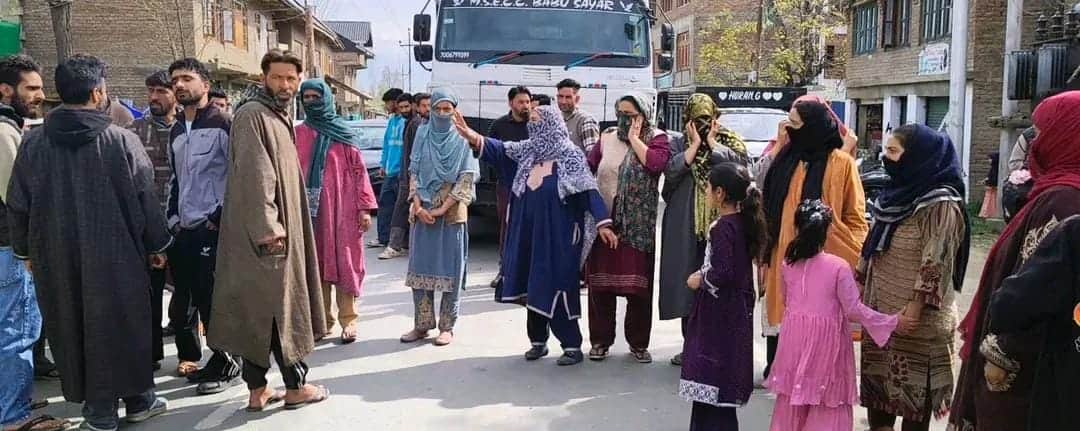 कुलगाम में लोगों को प्रदर्शन। संवाद