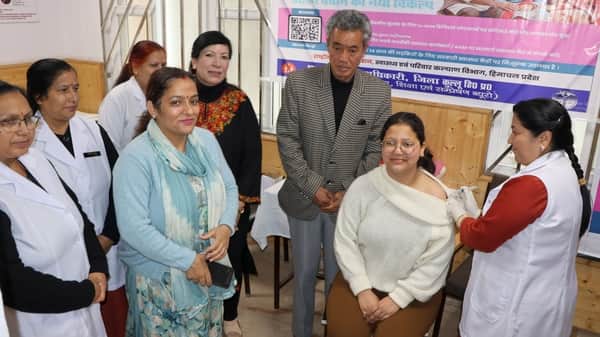 कुल्लू के क्षेत्रीय अस्पताल  में स्वास्थ्य विभाग ने एचपीवी ( ह्यूमन पेपिलोमा वायरस ) टीकाकरण अभ