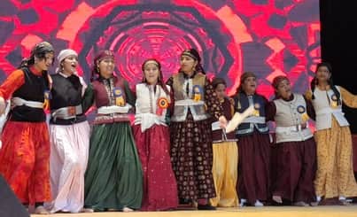 कुल्लू कलाकेंद्र में मंडी सिराज छात्र संगठन के वार्षिक समारोह में सराजी नाटी प्रस्तुत करती छात