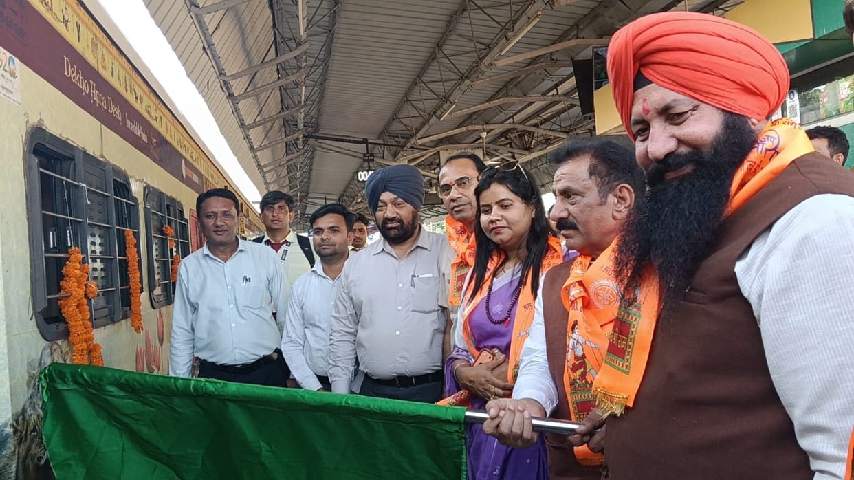 Pilgrims going to Ayodhya were welcomed with flower showers.
