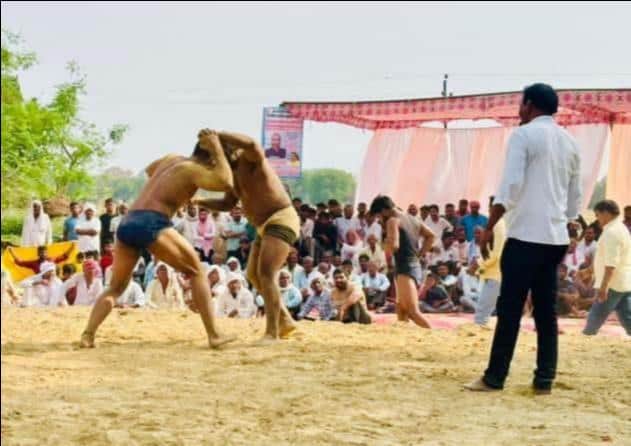 केराकत कुश्ती में एक दूसरे को पटकनी देने की आजमाईश करते हुए पहलवान। संवाद