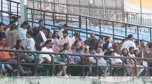 क्रिकेट स्टेडियम धर्मशाला में उमड़ी पर्यटकों की भीड़। पर्यटकों ने अंतर जिला टूर्नामेंट आनंद लिय