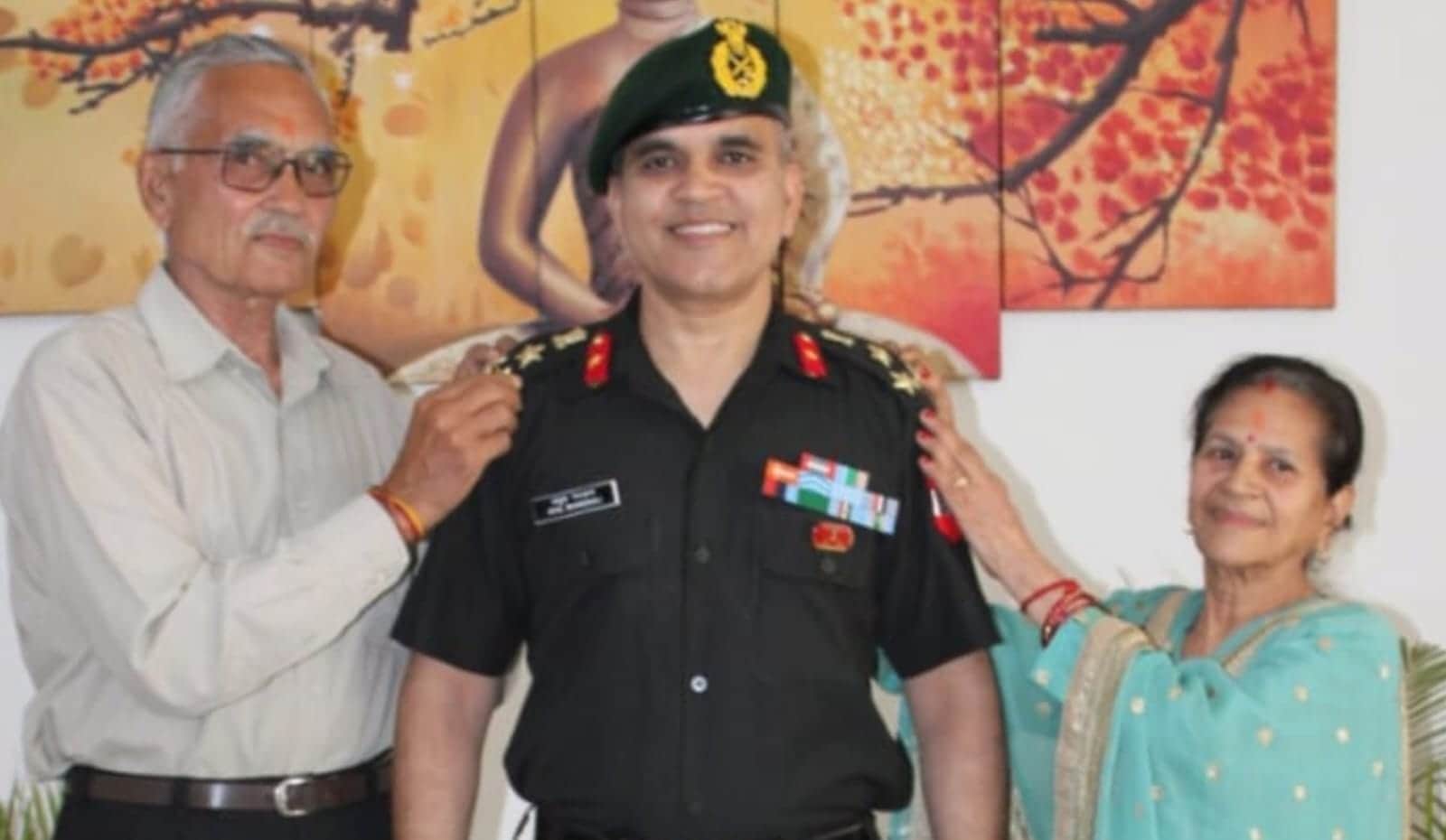 कर्नल अतुल भारद्वाज ब्रिगेडियर के पद पर पदोन्नत होने के बाद अपने माता-पिता के साथ। स्रोत : जागर