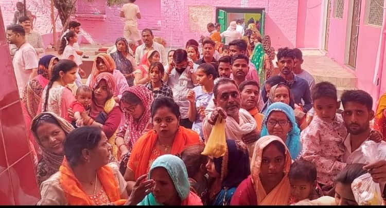 कुर्रिया कलां स्थित देवी मंदिर में दर्शन करने पहुंचे श्रद्धालु। संवाद