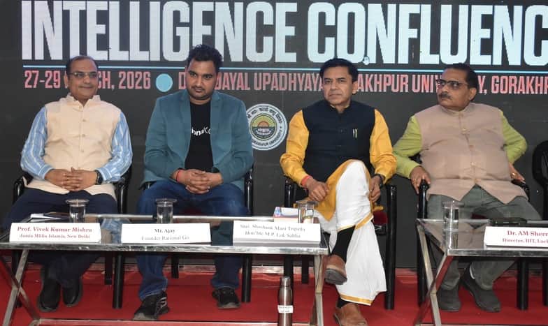 कार्यक्रम के दाैरान सांसद शशांक मणि त्रिपाठी व अन्य वक्ता। 