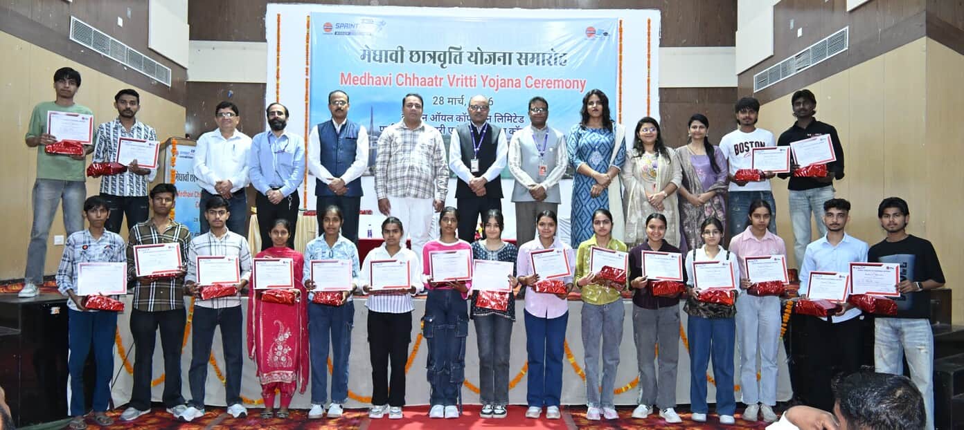 कार्यक्रम में मेधावी विद्यार्थियों को सम्मानित करते कार्यकारी निदेशक एमएल डहरिया व अन्य। रिफाइ