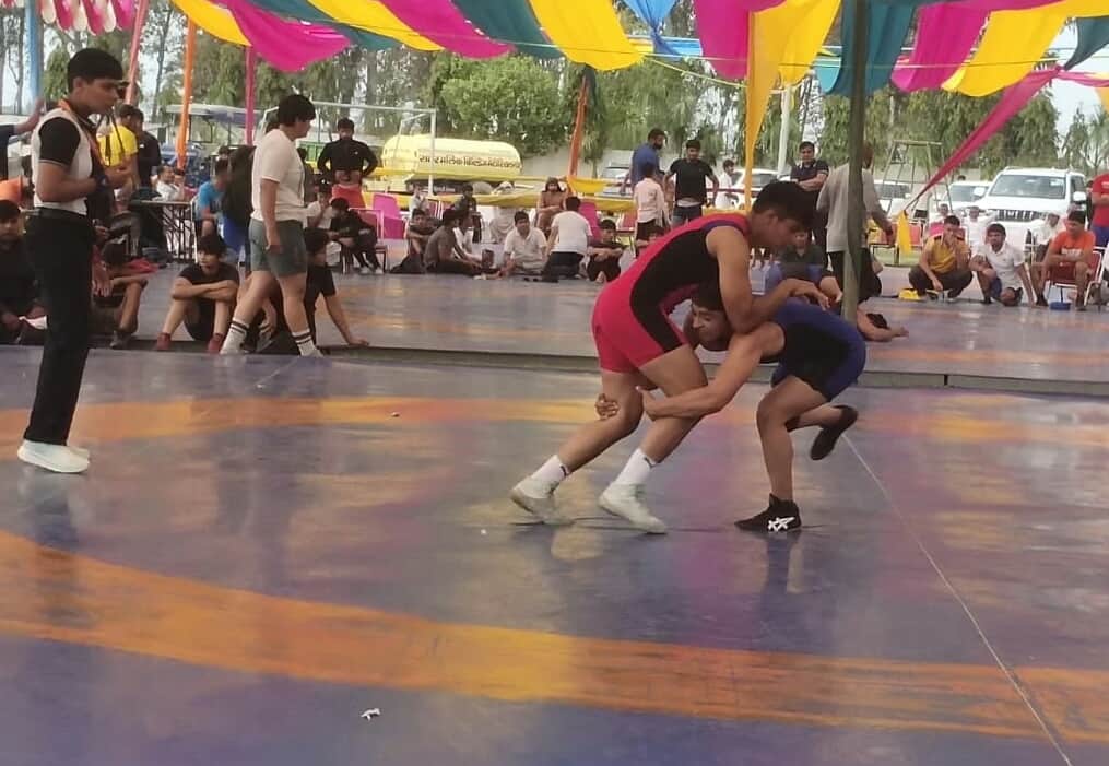 कुश्ती प्रतियोगिता में भाग लेते खिलाड़ी। संवाद