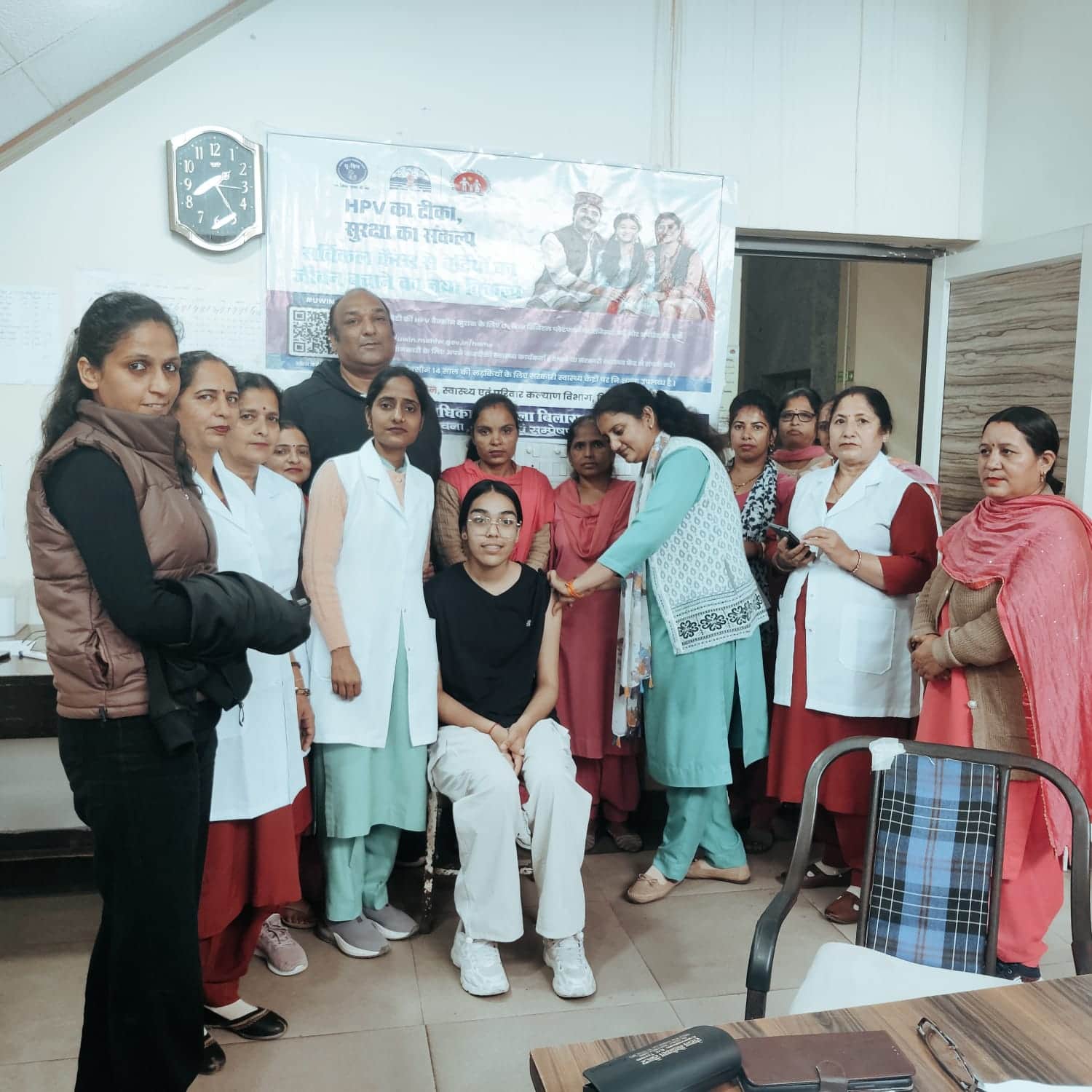 क्षेत्रीय अस्पताल बिलासपुर में एचपीवी टीकाकरण अभियान के तहत किशोरी को टीका लगाती चिकित्सक। स्रो