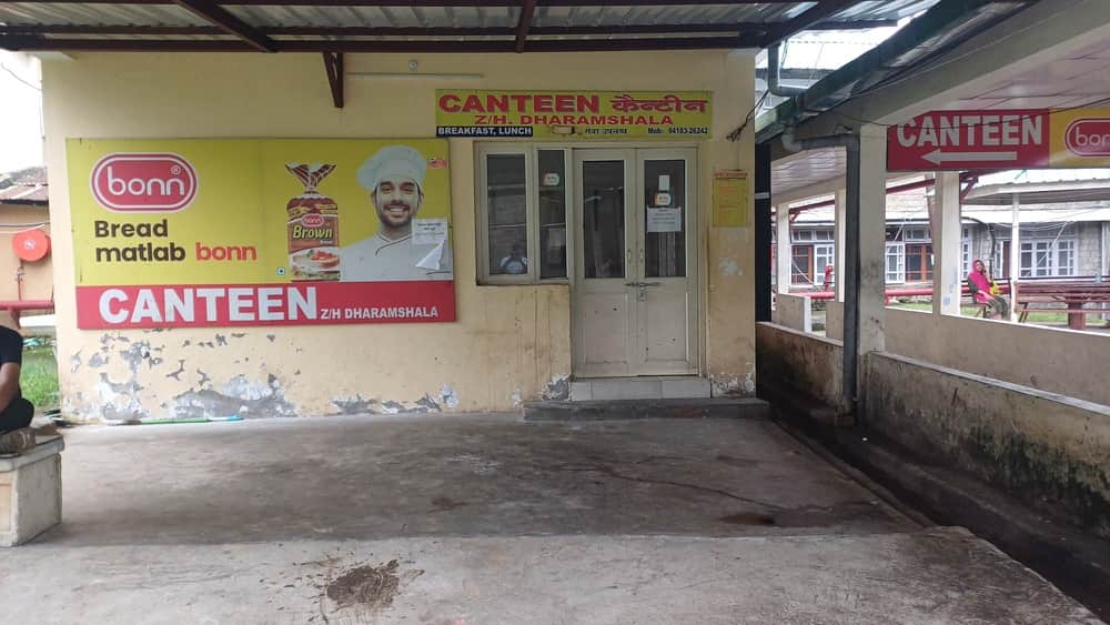 क्षेत्रीय अस्पताल धर्मशाला में कैंटीन पर लंबे समय से लटका ताला। अमर उजाला