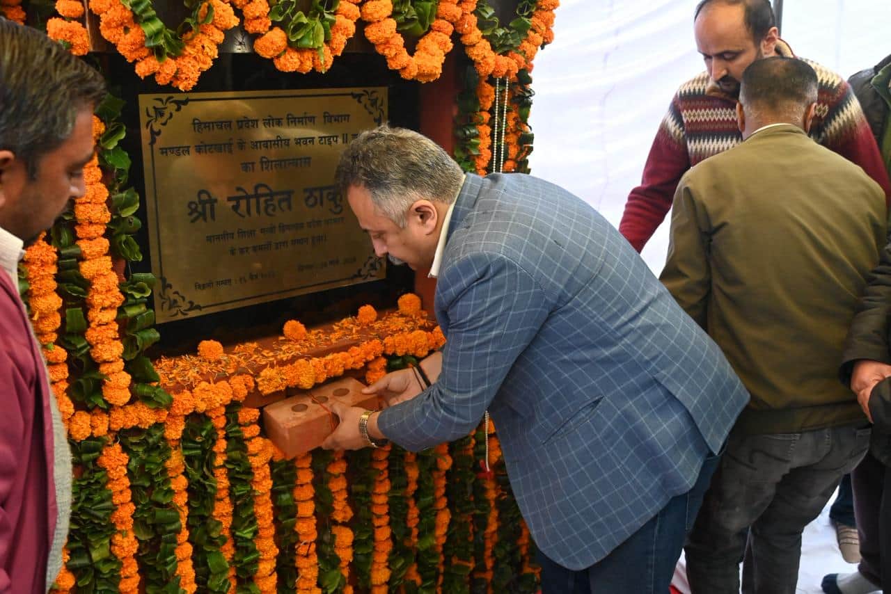 कोटखाई में क्वार्टर टाइप-II का शिलान्यास करते शिक्षा मंत्री रोहित ठाकुर। संवाद 