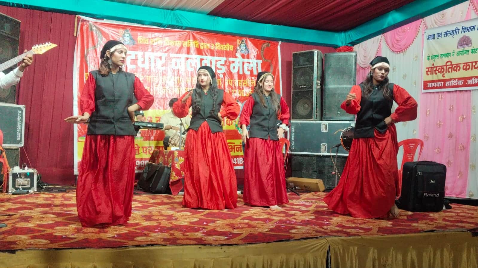 कोटधार नलवाड़ मेले में प्रस्तुति देती कलाकार। स्रोत: मेला समिति