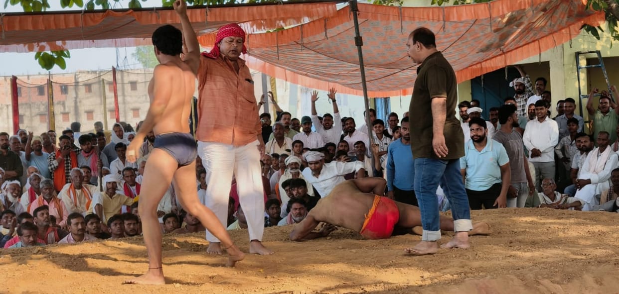 In the wrestling match, 30 pairs of wrestlers showed their strength, many bouts ended in a draw