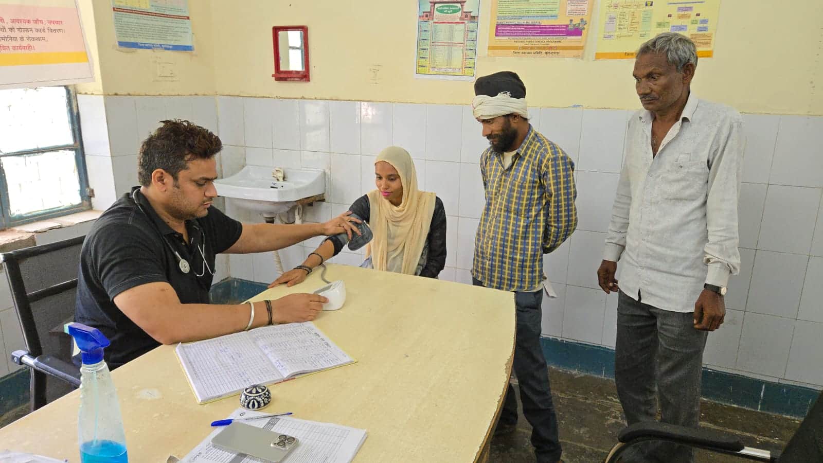 खुर्जा के धरपा पीएचसी पर आरोग्य मेले में मरीजों की जांच करते चिकित्सक। संवाद